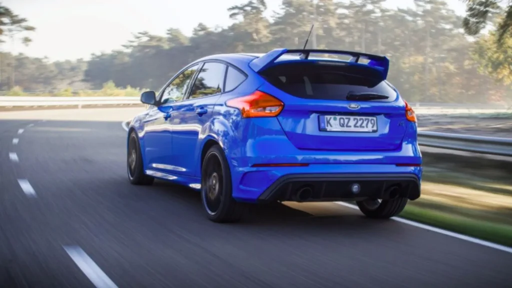 Sporty rear view of Ford Focus RS