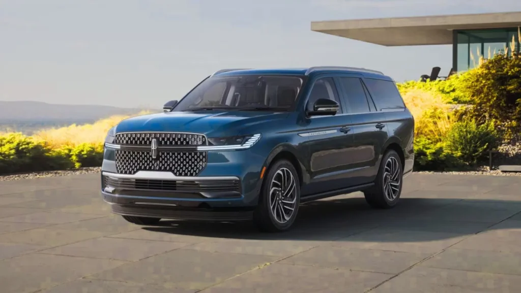 Front view of 2025 Lincoln Navigator bold grille design