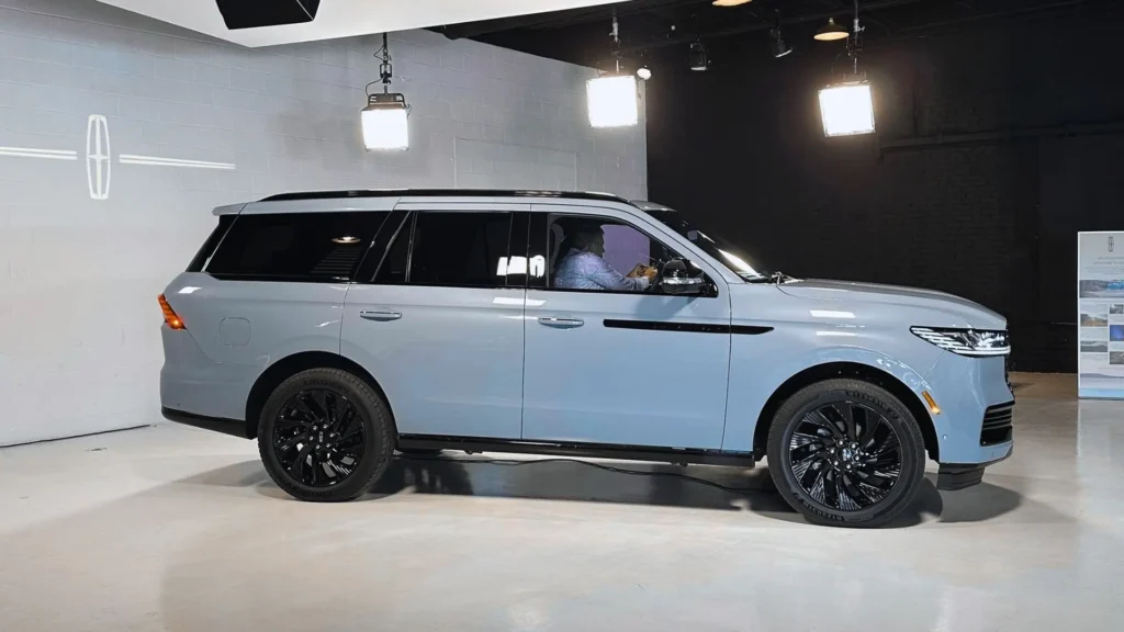 2025 Lincoln Navigator luxury SUV exterior design
