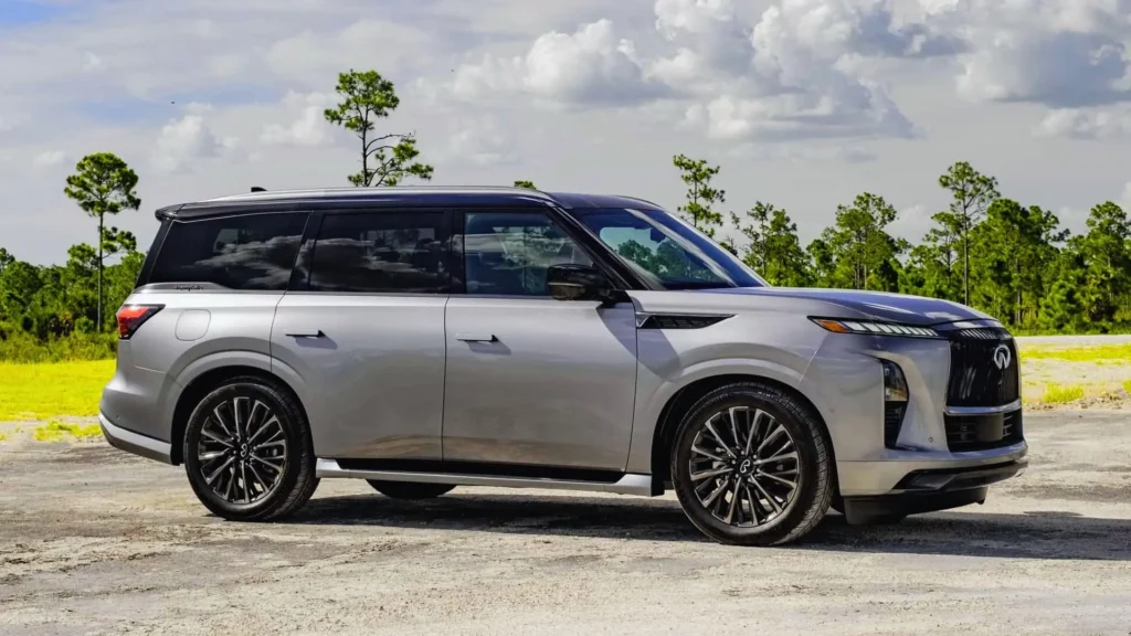 Side profile of Infiniti QX80 elegant body design